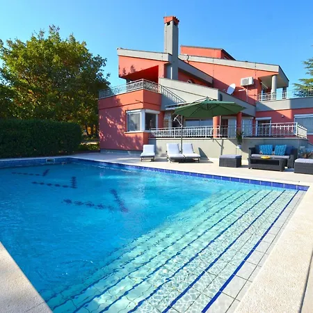 Calm Countryside Manor With Pool *