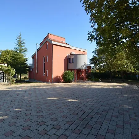 Calm Countryside Manor With Pool * 로비니