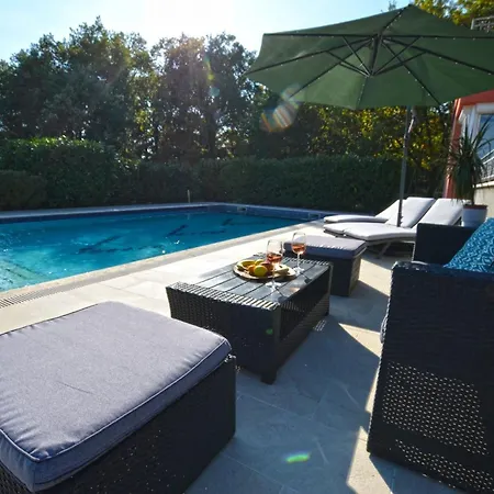Calm Countryside Manor With Pool ヴィラ