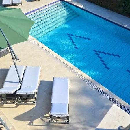 Calm Countryside Manor With Pool ヴィラ *
