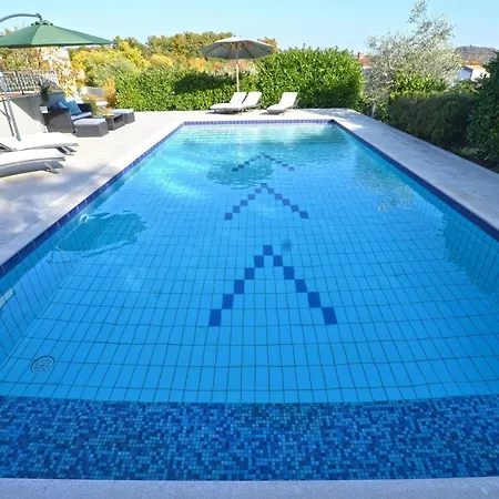 Calm Countryside Manor With Pool *