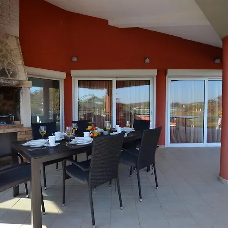 Calm Countryside Manor With Pool 로비니